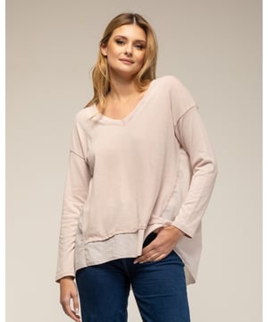 Oversized top met V-hals, gebreid aan de voorkant en geplooid aan de achterkant, ruches onderaan de zoom