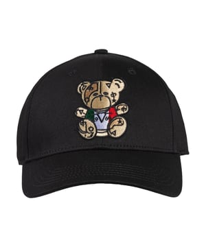 19v69 ITALIA Cap ULLI geeft je outfit een speelse charme met zijn geborduurde berenmotief in Italiaanse look. Gemaakt van puur katoen is het de perfecte metgezel voor zonnige dagen met een stijlfactor.