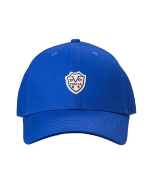 19v69 ITALIA Cap ARI maakt indruk met zijn strakke look en geborduurde kuif in Italiaanse kleuren. Het zuivere katoen maakt hem comfortabel om te dragen, perfect voor zonnige dagen en sportieve, elegante outfits.