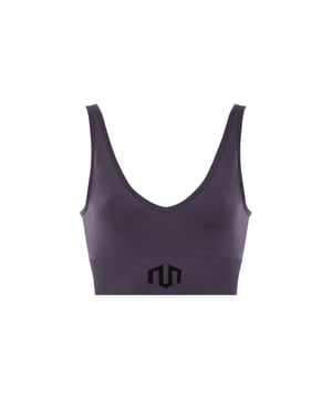 Der Naikan Seamless Sports Bra überzeugt mit weichem, elastischem Material und einem nahtlosen Design, das sich wie eine zweite Haut anfühlt.
Ein ausgeschnittener Rücken sorgt für Belüftung und verleiht dem Bra einen modernen, femininen Look.
Das dezent ins Material integrierte Logo unterstreicht den minimalistischen Stil, ganz ohne Aufdruck oder Stick.
Ideal für intensive Workouts, Yoga oder als stilvolle Unterwäsche im Alltag.
Inspiriert von der japanischen Naikan-Meditation – für maximale Bewegungsfreiheit, Komfort und innere Ausgeglichenheit.