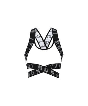 De Cross Bra is sportief, stijlvol en multifunctioneel. Het sneldrogende materiaal en de ademende constructie maken hem geschikt voor zowel trainingen als als bikinitop.
De gekruiste elastische bandjes met logoprint zorgen voor een goede pasvorm en een opvallende look.
De nauwsluitende pasvorm biedt optimale ondersteuning met maximale bewegingsvrijheid - perfect voor training, zwemmen of vrije tijd.