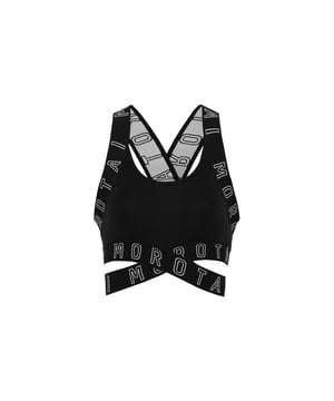 De Cross Bra is sportief, stijlvol en multifunctioneel. Het sneldrogende materiaal en de ademende constructie maken hem geschikt voor zowel trainingen als als bikinitop.
De gekruiste elastische bandjes met logoprint zorgen voor een goede pasvorm en een opvallende look.
De nauwsluitende pasvorm biedt optimale ondersteuning met maximale bewegingsvrijheid - perfect voor training, zwemmen of vrije tijd.