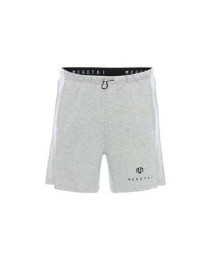 Die Neotech Sweatshorts kombinieren ein cleanes Design mit maximaler Bewegungsfreiheit.
Ein elastischer Bund mit verstellbarem Kordelzug und Stopper sorgt für optimalen Sitz.
Weiches Fleece-Material und seitliche Mesh-Einsätze bieten ein angenehmes Tragegefühl – auch bei intensiven Workouts.
Versteckte Reißverschlusstaschen bieten sicheren Stauraum für deine Essentials.
Ideal für Training, Freizeit und warme Tage – ein bewährter Bestseller mit sportlichem Charakter.