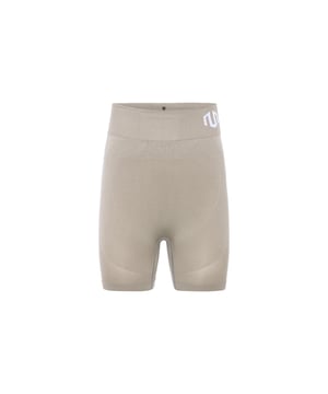 Las mallas cortas sin costuras Naikan combinan la máxima libertad de movimiento con un diseño minimalista.
El material sin costuras se siente suave sobre la piel y te acompaña en cada entrenamiento, ya sea en interiores o al aire libre en días cálidos.
Las inserciones de malla específicas proporcionan ventilación en los lugares adecuados y acentúan el aspecto deportivo y moderno.
El logotipo integrado en el tejido evita deliberadamente la impresión o el bordado, para lograr un acabado limpio.
Inspiradas en la meditación japonesa Naikan, estas mallas cortas son sinónimo de equilibrio, concentración y estilo.