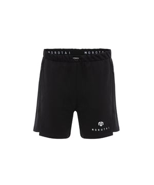 De Neotech Sweatshorts combineren een strak ontwerp met maximale bewegingsvrijheid.
Een elastische tailleband met verstelbaar trekkoord en stoppers zorgt voor een perfecte pasvorm.
Zacht fleece materiaal en mesh inzetstukken aan de zijkanten bieden een comfortabel gevoel - zelfs tijdens intensieve trainingen.
Verborgen ritszakken bieden veilige opbergruimte voor je benodigdheden.
Ideaal voor training, vrije tijd en warme dagen - een bewezen bestseller met een sportief karakter.