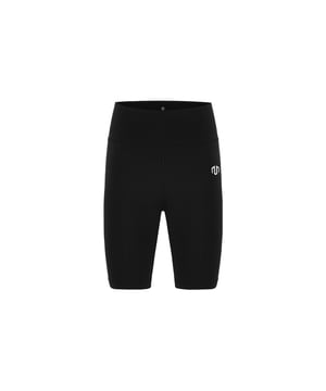 Die Logo Basic Shorts überzeugen durch ihr cleanes Design, einen hohen, breiten Bund und ein leichtes, atmungsaktives Funktionsmaterial.
Der figurbetonte Schnitt sorgt für einen modernen Look, während das elastische 4-Wege-Stretch-Material volle Bewegungsfreiheit garantiert.
Gedruckte Logos setzen dezente sportliche Akzente und unterstreichen den reduzierten Stil.
Ideal für aktive Tage, leichte Trainingseinheiten oder entspannte Freizeitmomente – kombiniert Funktion mit Komfort auf höchstem Niveau.
