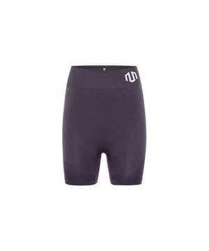 Las mallas cortas sin costuras Naikan combinan la máxima libertad de movimiento con un diseño minimalista.
El material sin costuras se siente suave sobre la piel y te acompaña en cada entrenamiento, ya sea en interiores o al aire libre en días cálidos.
Las inserciones de malla específicas proporcionan ventilación en los lugares adecuados y acentúan el aspecto deportivo y moderno.
El logotipo integrado en el tejido evita deliberadamente la impresión o el bordado, para lograr un acabado limpio.
Inspiradas en la meditación japonesa Naikan, estas mallas cortas son sinónimo de equilibrio, concentración y estilo.