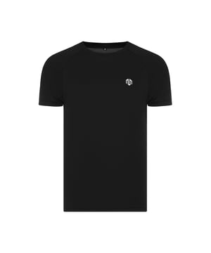 La camiseta Endurance Mesh Tee se ha desarrollado para el entrenamiento intensivo. El material ligero y de secado rápido con estructura de malla garantiza una ventilación óptima y un clima corporal agradable, incluso en condiciones de gran esfuerzo.
El corte atlético ofrece total libertad de movimiento, mientras que el logotipo bordado añade un sutil acento.
Ideal para entrenamientos o como capa funcional: de alto rendimiento, cómoda y fácil de cuidar.