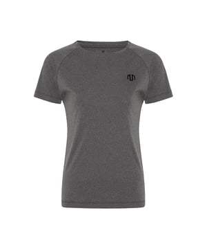 La camiseta Performance Basic combina un aspecto limpio con un confort técnico.
El tejido funcional transpirable garantiza una sensación agradable, incluso durante los entrenamientos intensivos.
Su corte ajustado y sus sutiles detalles la convierten en un básico versátil para el entrenamiento y el día a día.
Perfecta para quienes priorizan la funcionalidad sin renunciar al estilo.