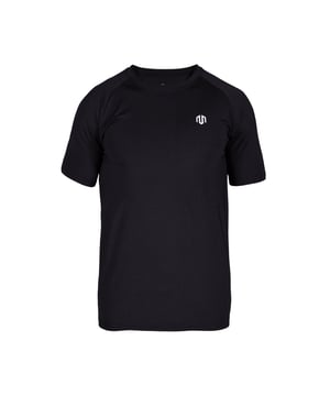 Das Performance Basic T-Shirt kombiniert einen klaren Look mit technischem Komfort.
Der atmungsaktive Funktionsstoff sorgt für ein angenehmes Tragegefühl, auch bei intensiven Workouts.
Ein körpernaher Schnitt und dezente Details machen es zum vielseitigen Essential für Training und Alltag.
Perfekt für alle, die auf Funktionalität setzen, ohne auf Stil zu verzichten.