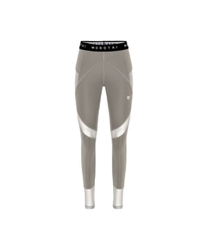 Die Mesh Performance Tights überzeugt mit atmungsaktivem Funktionsmaterial und einem hohen elastischen Bund mit Logo-Print.
Seitliche Mesh-Einsätze sorgen für optimale Luftzirkulation und verleihen der Tights eine moderne, sportliche Ästhetik.
Zwei praktische Taschen bieten ausreichend Stauraum für Smartphone & Co – ideal für unterwegs oder beim Workout.
Perfekt für Fitness und Alltag – ein funktionaler Allrounder mit Stil.