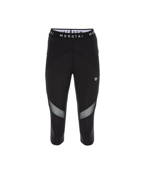 De Capri Performance Tights zijn ontworpen voor maximale bewegingsvrijheid en comfort. Ademende inzetstukken van mesh bevorderen de luchtcirculatie en ondersteunen een koel, droog gevoel - zelfs tijdens intensieve trainingssessies.
Een elastische tailleband met logo, praktische zijzakken en ondoorzichtig functioneel materiaal zorgen voor een stevige pasvorm en betrouwbare functie.
De nauwsluitende snit en het stretchmateriaal van 360° maken ze de ideale keuze voor elke training.