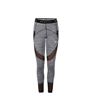 Die Mesh Performance Tights überzeugt mit atmungsaktivem Funktionsmaterial und einem hohen elastischen Bund mit Logo-Print.
Seitliche Mesh-Einsätze sorgen für optimale Luftzirkulation und verleihen der Tights eine moderne, sportliche Ästhetik.
Zwei praktische Taschen bieten ausreichend Stauraum für Smartphone & Co – ideal für unterwegs oder beim Workout.
Perfekt für Fitness und Alltag – ein funktionaler Allrounder mit Stil.