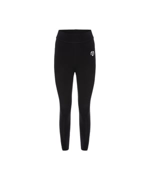 Estas mallas impresionan por su material de algodón extrasuave y su aspecto limpio y deportivo.
La cintura alta y el material elástico garantizan un ajuste cómodo y ceñido.
Ideales para yoga, pilates o días de relax en casa: elegantes, funcionales y versátiles.
Un básico fiable para momentos activos y relajados: suave, sutil y acogedor.