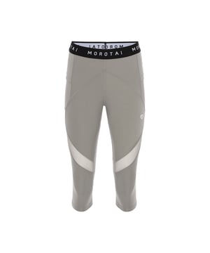 Die Capri Performance Tights ist auf maximale Bewegungsfreiheit und Komfort ausgelegt. Atmungsaktive Mesh-Einsätze fördern die Luftzirkulation und unterstützen ein kühles, trockenes Tragegefühl – auch bei intensiven Trainingseinheiten.
Ein elastischer Bund mit Logo, praktischen Seitentaschen und blickdichtes Funktionsmaterial sorgen für sicheren Sitz und zuverlässige Funktion.
Der körpernahe Schnitt und das dehnbare 360°-Material machen sie zur idealen Wahl für jedes Workout.