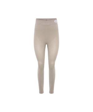 De Naikan Seamless Tights strelen het lichaam met naadloos, bijzonder zacht materiaal voor maximale bewegingsvrijheid.
Gerichte mesh-zones zorgen voor optimale ventilatie tijdens intensieve trainingen - zonder afbreuk te doen aan stijl of comfort.
Het discrete logo is direct in de stof verwerkt en benadrukt de minimalistische, strakke look.
Een elastische hoge tailleband zorgt voor een goede pasvorm en creëert een modern silhouet.
Geïnspireerd door de Japanse Naikan-methode - ontwikkeld voor maximale prestaties met innerlijke balans.