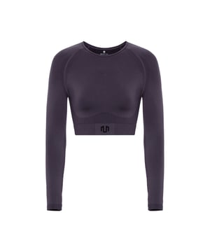 Das Naikan Seamless Longsleeve überzeugt mit einem nahtlosen Design, das sich weich an die Haut schmiegt und volle Bewegungsfreiheit garantiert.
Das atmungsaktive Funktionsmaterial sorgt für ein trockenes Tragegefühl, auch bei intensiven Workouts.
Ein ausgeschnittener Rücken setzt stilvolle Akzente und verbessert gleichzeitig die Belüftung.
Das integrierte Logo im Material unterstreicht die schlichte Ästhetik – inspiriert von der japanischen Naikan-Meditation für innere Ruhe und Achtsamkeit.
Ideal als Performance-Teil oder als stilvolles Layering für sportlich-elegante Looks.
