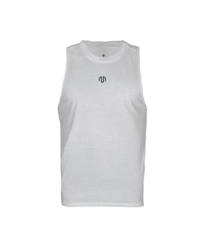 La camiseta de tirantes Training Dry impresiona por su moderno look deslavado y su funcionalidad deportiva.
La inserción de malla en la espalda garantiza una ventilación óptima, mientras que los logotipos reflectantes aumentan tu visibilidad en la oscuridad.
El corte holgado ofrece total libertad de movimiento, ideal para sesiones de entrenamiento intensivas o días calurosos.
Una camiseta de tirantes que combina estilo y rendimiento y te ayuda en cada entrenamiento.