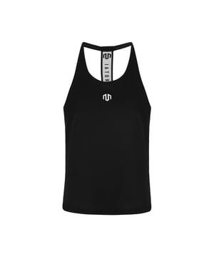 El Performance Stringer impresiona por su material de malla ligero y transpirable para una ventilación óptima durante el entrenamiento.
La banda elástica trasera con logotipo estampado garantiza un ajuste seguro y unos detalles llamativos.
El corte ceñido realza la silueta sin limitar la libertad de movimientos.
Ideal para entrenamientos intensivos: tu compañera para el máximo rendimiento y un look deportivo.