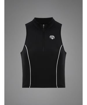 La camiseta Kansei Chrome Zip Top combina un material funcional transpirable con un corte moderno. La media cremallera permite una ventilación individual, mientras que los detalles reflectantes garantizan la visibilidad en la oscuridad.
El corte entallado de inspiración japonesa ofrece total libertad de movimiento y un aspecto limpio.
Ideal para entrenamientos intensivos o looks cotidianos con estilo: ligera, funcional y pensada hasta el último detalle.