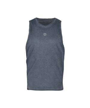 Das Training Dry Tank Top überzeugt mit einem modernen Washed-Out-Look und sportlicher Funktionalität.
Der Mesh-Einsatz am Rücken sorgt für optimale Belüftung, während reflektierende Logos deine Sichtbarkeit im Dunkeln erhöhen.
Der lockere Schnitt bietet volle Bewegungsfreiheit – ideal für intensive Trainings oder heiße Tage.
Ein Tank Top, das Stil und Performance vereint und dich bei jedem Workout unterstützt.