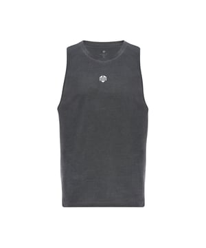 De Training Dry tanktop maakt indruk met een moderne verwassen look en sportieve functionaliteit.
Het mesh inzetstuk op de rug zorgt voor optimale ventilatie, terwijl reflecterende logo's je zichtbaarheid in het donker vergroten.
De losse snit biedt volledige bewegingsvrijheid - ideaal voor intensieve trainingen of warme dagen.
Een tanktop die stijl en prestaties combineert en je tijdens elke training ondersteunt.