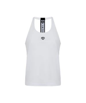 El Performance Stringer impresiona por su material de malla ligero y transpirable para una ventilación óptima durante el entrenamiento.
La banda elástica trasera con logotipo estampado garantiza un ajuste seguro y unos detalles llamativos.
El corte ceñido realza la silueta sin limitar la libertad de movimientos.
Ideal para entrenamientos intensivos: tu compañera para el máximo rendimiento y un look deportivo.
