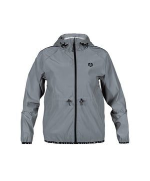 Este cortavientos combina material reflectante con un diseño deportivo para ofrecer la máxima seguridad en la oscuridad.
Las aberturas de ventilación en la espalda y el forro de malla transpirable garantizan una agradable sensación de sequedad.
El material exterior repelente al agua protege contra el viento y la lluvia, perfecto para condiciones cambiantes.
La capucha ajustable, los puños elásticos y el logotipo bordado completan su aspecto funcional.
Una compañera elegante para tus entrenamientos al aire libre: ligera, segura y con estilo.