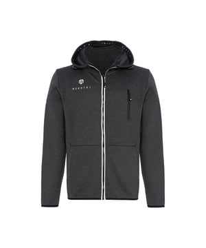 La chaqueta Neo Zip Sweatjacket combina un diseño minimalista con un suave material de forro polar para ofrecer una sensación de lujo.
El corte entallado y los detalles elásticos crean una silueta moderna y deportiva con la máxima libertad de movimiento.
El bolsillo con cremallera y el bolsillo en el pecho ofrecen un práctico espacio de almacenamiento, perfecto para llevar sobre la marcha o después del entrenamiento.
Ya sea para el frío o como elegante prenda de abrigo: esta chaqueta es una compañera fiable para el día a día y el tiempo libre.