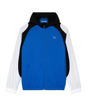 100% Recyceltes Polyester. Gewebe: Taft. Design: Blockfarben, Logo, Seemännisch, bedruckt. Mit Kapuze, Stehkragen. Langärmlig. Durchgehender Reißverschluss. S-M: 96,52 cm. M-L: 104 cm. L-XL: 112 cm. XL-XXL: 121,92 cm.