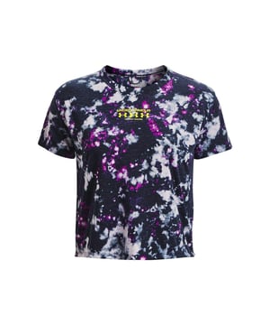 90% Polyester, 10% PTFE. Gewebetechnik: Atmungsaktiv, langlebig, Leicht, Schnell trocknend. Gewebe: Weiche Haptik, Stretch. Design: Logo, Gemustert, bedruckt, Reflektierende Details. Aufhängeöse. Rundhalsausschnitt. Saum: Abgesetzt, Geformt. Kurzärmlig. S: 90,17 cm. M: 96,52 cm. L: 104 cm. XXL: 119,38 cm. 3XL: 127 cm.