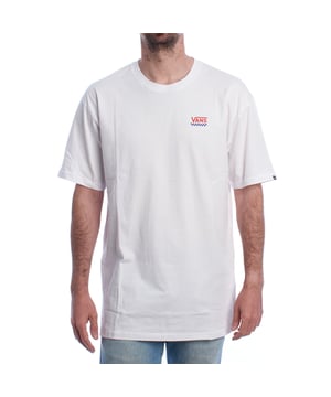 Het Vans Left Chest Logo II Men's Short-Sleeve T-shirt is een must-have voor wie houdt van urban stijl met een klassieke en veelzijdige touch. Met de onmiskenbare handtekening van het Californische merk biedt dit T-shirt een strakke, moderne esthetiek, perfect voor elke casual gelegenheid.\n\n Details:\n - VANS logo gedrukt op de borst.\n - Ronde, elastische en geribde halslijn.\n - Klassieke snit en korte mouwen.\n - Extra print op de mouw.\n - Zachte katoenen stof.\n - Geweven Vans-label op de mouw.\n\n Dit Vans T-shirt voor heren is de ideale keuze voor wie op zoek is naar een comfortabel, cool en opvallend kledingstuk. Het tijdloze ontwerp en de kwaliteit maken het een must-have in de garderobe van elke man. Ideaal voor alledaags gebruik, casual uitjes of als aanvulling op een streetwear-look.\n Samenstelling: 100% katoen\n Onderhoud:\nMachinewas koud.\n Niet bleken.\n Strijken op lage temperatuur.\n Aan de lucht drogen of in de droger op lage temperatuur.