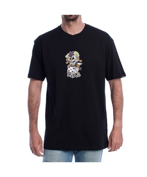 Dale un giro atrevido a tu look con esta camiseta gráfica de Vans. Inspirada en la estética alternativa y el espíritu rebelde de la marca, esta prenda es perfecta para quienes quieren destacar con un estilo urbano cargado de personalidad.\n\nDetalles:\n- Gráfico frontal exclusivo de Vans.\n- Cuello redondo y acanalado.\n- Corte regular fit y mangas cortas.\n- Estilo streetwear con carácter.\n- Tejido de algodón suave y resistente.\n- Logo con estética retro en el bolsillo.\n\nEsta camiseta hombre Vans es la elección ideal para quienes buscan una prenda cómoda, fresca y con identidad. Su diseño atemporal y su calidad la convierten en un básico imprescindible en cualquier armario masculino. Ideal para el día a día, salidas informales o para complementar un look streetwear.\n Composición: 100% Algodón\n Cuidados:\nLavar a máquina en frío.\nNo usar blanqueador.\nPlanchar a baja temperatura.\nSecar al aire o en secadora a baja temperatura.
