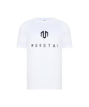 La camiseta básica corporativa ofrece una silueta limpia y un alto nivel de comodidad. Las mangas raglán garantizan una libertad de movimiento óptima, mientras que el gran logotipo estampado confiere a la camiseta un aspecto llamativo.
El material ligero y transpirable con una elasticidad de 360° se adapta a todos los movimientos: ideal para el día a día, el entrenamiento o la ropa de equipo.
Fácil de cuidar y funcional: un básico versátil con carácter.