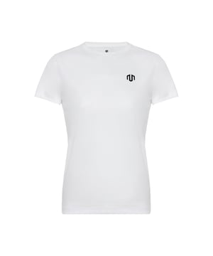 De Brand Basic Tee maakt indruk met zijn heldere ontwerp en aangenaam lichte gevoel. Het ademende katoenmateriaal zorgt voor een hoog draagcomfort - of je nu traint of elke dag draagt.
Dankzij 360° stretch en een nauwsluitende pasvorm volgt het shirt elke beweging zonder te knellen. De onderhoudsvriendelijke, kreukvrije stof maakt het een veelzijdige basic voor elke dag.