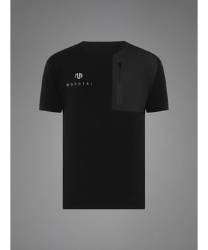 Het Kansei Chrome UT shirt combineert rekbaar functioneel materiaal met een speciale snit voor maximale bewegingsvrijheid.
De innovatieve mouwvorm past zich ergonomisch aan de schouders aan en zorgt voor een gedefinieerd silhouet.
Een geïntegreerde borstzak biedt ruimte voor kleine benodigdheden - ideaal voor dagelijks gebruik, training of op weg naar de sportschool.
