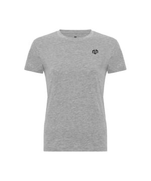De Brand Basic Tee maakt indruk met zijn heldere ontwerp en aangenaam lichte gevoel. Het ademende katoenmateriaal zorgt voor een hoog draagcomfort - of je nu traint of elke dag draagt.
Dankzij 360° stretch en een nauwsluitende pasvorm volgt het shirt elke beweging zonder te knellen. De onderhoudsvriendelijke, kreukvrije stof maakt het een veelzijdige basic voor elke dag.