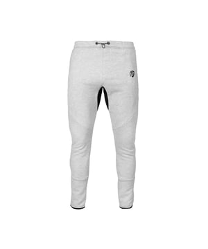 De Neotech joggingbroek maakt indruk met een slanke, sportieve snit en ultrazacht fleece materiaal voor maximale bewegingsvrijheid.
Een elastische tailleband met trekkoord en stoppers zorgt voor een pasvorm op maat.
Ritsen aan de uiteinden van de pijpen maken omkleden eenvoudig - ideaal na de training of over sportschoenen.
Twee zakken met waterbestendige ritsen bieden veilige opbergruimte.
Reflecterende details verhogen de zichtbaarheid in de schemering.
De perfecte keuze voor dynamische dagen en ontspannen momenten.