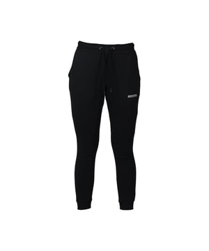 Los pantalones Light Terry combinan el estilo deportivo con la máxima comodidad.
Confeccionados en suave felpa de rizo, ofrecen una sensación de ligereza y transpirabilidad, ideal para entrenar y para el día a día. La cintura elástica con cordón garantiza un ajuste perfecto, mientras que los dobladillos acanalados de las perneras acentúan su aspecto dinámico.
Tanto para el deporte como para el ocio, estos pantalones te acompañarán a todas partes con estilo y comodidad.