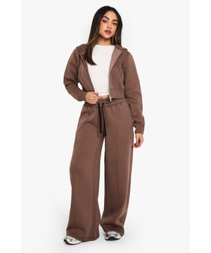 Straight-leg design for a modern silhouette
        Contrast stitching adds a subtle decorative touch
        Comfortable elasticated waistband with drawstring
        Side pockets for practicality
        Versatile joggers suitable for various casual occasions
    
    Embrace comfort without compromising on style with these straight-leg joggers from Boohoo. The contrast stitching adds a fashionable edge to this casual staple, making it perfect for the trend-conscious woman in her early to mid-20s. Pair with a cropped top and trainers for a laid-back look that's ideal for running errands or meeting friends for coffee. For a more put-together ensemble, try styling with a fitted zip-up hoodie and white trainers. These joggers are a versatile addition to your wardrobe, suitable for family gatherings, casual outings, or simply lounging at home. The straight-leg cut offers a flattering shape that's on-trend yet timeless, ensuring these joggers will be a go-to piece for seasons to come.