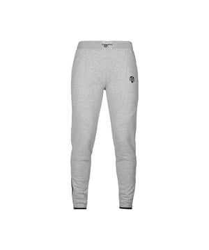 Los pantalones de chándal Comfy Performance impresionan por su material suave y elástico y sus detalles inteligentes. La cintura ajustable con cordón y tope permite un ajuste perfecto, mientras que las cremalleras en las perneras aportan flexibilidad y ventilación.
Los elementos reflectantes y los bolsillos funcionales con cremallera ofrecen seguridad y espacio de almacenamiento: ideales para llevar a diario, calentar o entrenar.
Inspirados en el diseño Neotech, estos pantalones combinan comodidad, tecnología y un aspecto limpio.