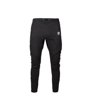 De Neotech joggingbroek maakt indruk met een slanke, sportieve snit en ultrazacht fleece materiaal voor maximale bewegingsvrijheid.
Een elastische tailleband met trekkoord en stoppers zorgt voor een pasvorm op maat.
Ritsen aan de uiteinden van de pijpen maken omkleden eenvoudig - ideaal na de training of over sportschoenen.
Twee zakken met waterbestendige ritsen bieden veilige opbergruimte.
Reflecterende details verhogen de zichtbaarheid in de schemering.
De perfecte keuze voor dynamische dagen en ontspannen momenten.