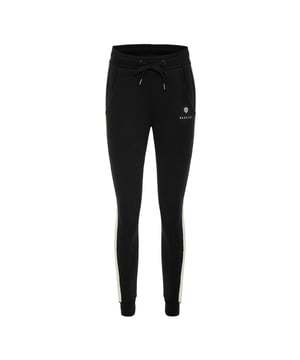 Estos joggers informales combinan materiales cómodos con un look moderno y deportivo. El tejido ligeramente cepillado ofrece un tacto suave, mientras que el cordón ajustable y los puños elásticos garantizan un ajuste seguro.
Los bolsillos laterales ofrecen una funcionalidad práctica, mientras que la sutil marca resalta el estilo limpio.
Ideal para el día a día, el tiempo libre o los entrenamientos de calentamiento; perfecta para combinarla con la sudadera con capucha para un look completo y armonioso.