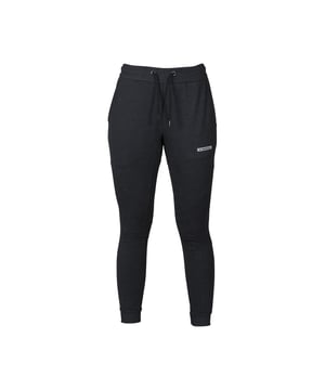Los pantalones Light Terry combinan el estilo deportivo con la máxima comodidad.
Confeccionados en suave felpa de rizo, ofrecen una sensación de ligereza y transpirabilidad, ideal para entrenar y para el día a día. La cintura elástica con cordón garantiza un ajuste perfecto, mientras que los dobladillos acanalados de las perneras acentúan su aspecto dinámico.
Tanto para el deporte como para el ocio, estos pantalones te acompañarán a todas partes con estilo y comodidad.