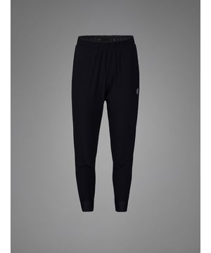 Los pantalones Kansei combinan un material funcional ligero y tejido con una ingeniosa construcción de doble capa: un ceñido integrado en el interior garantiza un ajuste seguro, mientras que la capa holgada del exterior aporta un aspecto moderno.
La cintura doble con inserción de malla evita que resbale, mientras que los bolsillos con cremallera ofrecen un espacio de almacenamiento seguro.
Perfectos para deportes de alto impacto: de secado rápido, elásticos y funcionales hasta el último detalle.