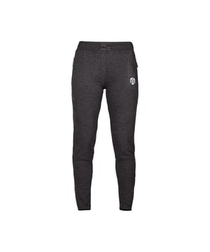 Die Comfy Performance Sweatpants überzeugt durch ein weiches, elastisches Material und clevere Details. Der verstellbare Bund mit Kordel und Stopper ermöglicht eine passgenaue Einstellung, während Reißverschlüsse an den Beinen für Flexibilität und Belüftung sorgen.
Reflektierende Elemente und funktionale Taschen mit Zipper bieten Sicherheit und Stauraum – ideal für Alltag, Aufwärmen oder Training.
Inspiriert vom Neotech-Design vereint diese Hose Komfort, Technik und einen cleanen Look.