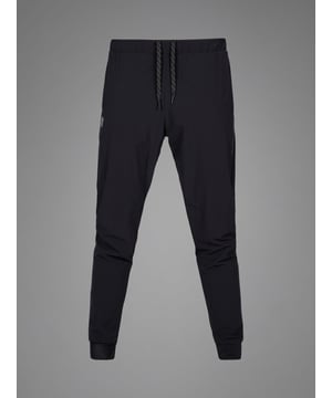 Die Kansei Pants kombiniert leichtes, gewebtes Funktionsmaterial mit einer cleveren Doppellagen-Konstruktion: Innen sorgt eine integrierte Tight für sicheren Sitz, außen verleiht die lockere Lage einen modernen Look.
Der Doppelbund mit Mesh-Einsatz verhindert Verrutschen, während Reißverschlusstaschen sicheren Stauraum bieten.
Perfekt für Sportarten mit hoher Dynamik – schnelltrocknend, elastisch und funktional bis ins Detail.