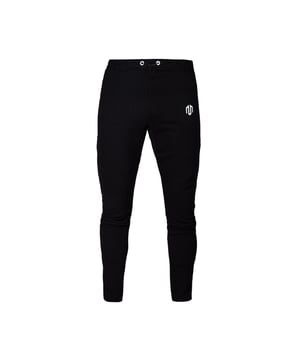 De Neotech joggingbroek maakt indruk met een slanke, sportieve snit en ultrazacht fleece materiaal voor maximale bewegingsvrijheid.
Een elastische tailleband met trekkoord en stoppers zorgt voor een pasvorm op maat.
Ritsen aan de uiteinden van de pijpen maken omkleden eenvoudig - ideaal na de training of over sportschoenen.
Twee zakken met waterbestendige ritsen bieden veilige opbergruimte.
Reflecterende details verhogen de zichtbaarheid in de schemering.
De perfecte keuze voor dynamische dagen en ontspannen momenten.