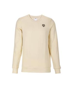 Der Kisho Sweater ist dein zuverlässiger Begleiter für Alltag und Training. Hergestellt aus weichem Fleece-Material bietet er ein angenehmes Tragegefühl, das dich durch den Tag begleitet.
Sein cleanes, unkompliziertes Design steht für moderne Zurückhaltung und lässt sich vielseitig kombinieren.
Dank pflegeleichter Eigenschaften und komfortabler Passform ist der Kisho Sweater ideal für aktive, stilbewusste Menschen.