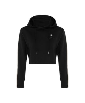 Der Casual Cropped Hoodie verbindet funktionalen Komfort mit einem modernen, verkürzten Schnitt. Der lockere Fit sorgt für ein angenehmes Tragegefühl, während die verstellbare Kapuze mit Kordel praktische Anpassungsmöglichkeiten bietet.
Ideal für wärmere Tage, das Fitnessstudio oder entspannte Alltagslooks – besonders gut kombinierbar mit der passenden Casual Jogger.
Pflegeleicht und strapazierfähig – ein stylisches Essential für sportlich-lässige Outfits.